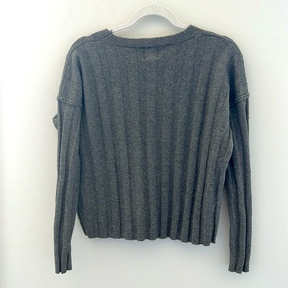 Women’s Gray v-neck sweater size M - Picture 2 of 4